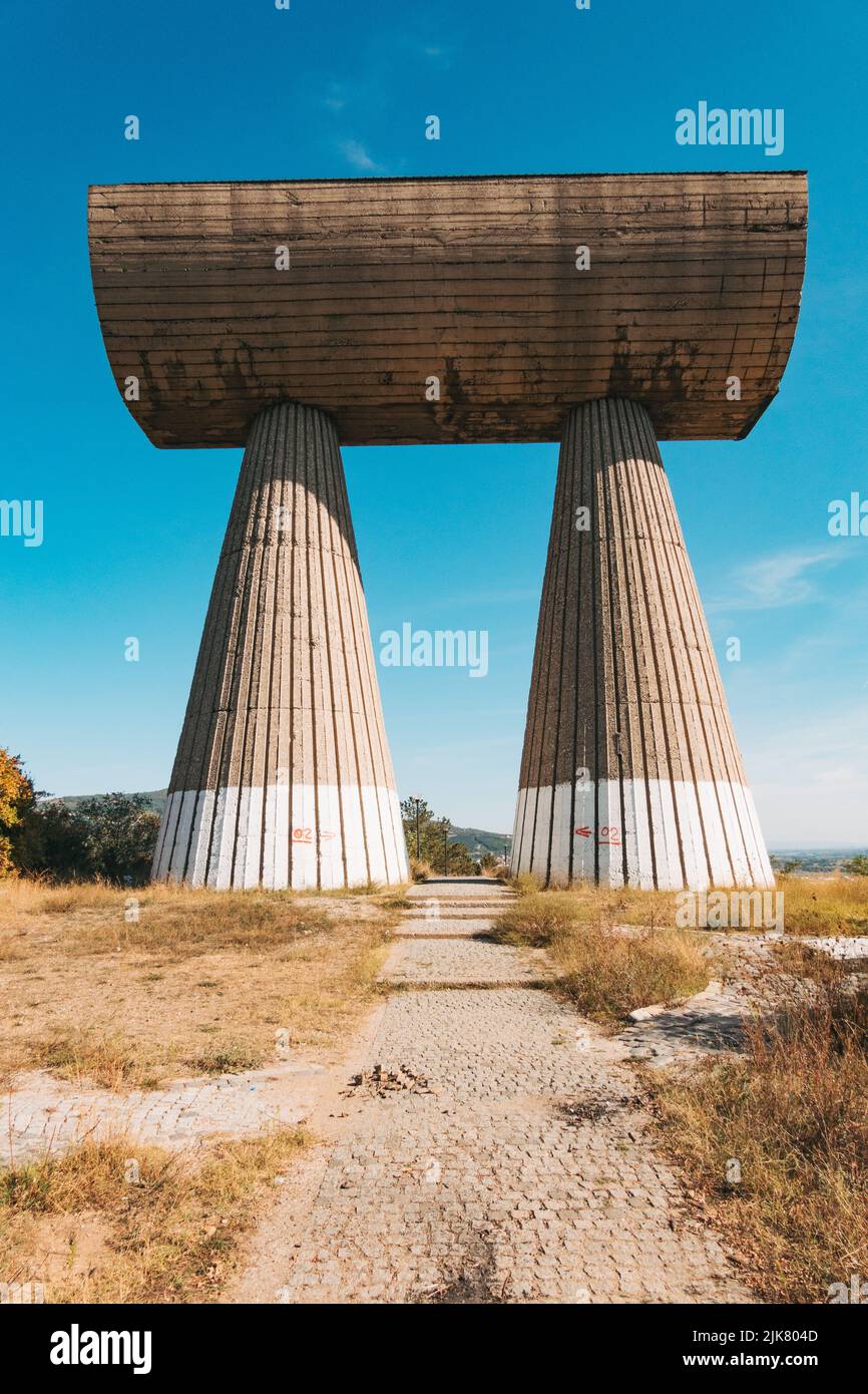 Le Monument aux partisans serbes et albanais, un spomenik (mémorial de guerre yougoslave) dans la ville de Mitrovica, au Kosovo. Érigé en 1973 Banque D'Images