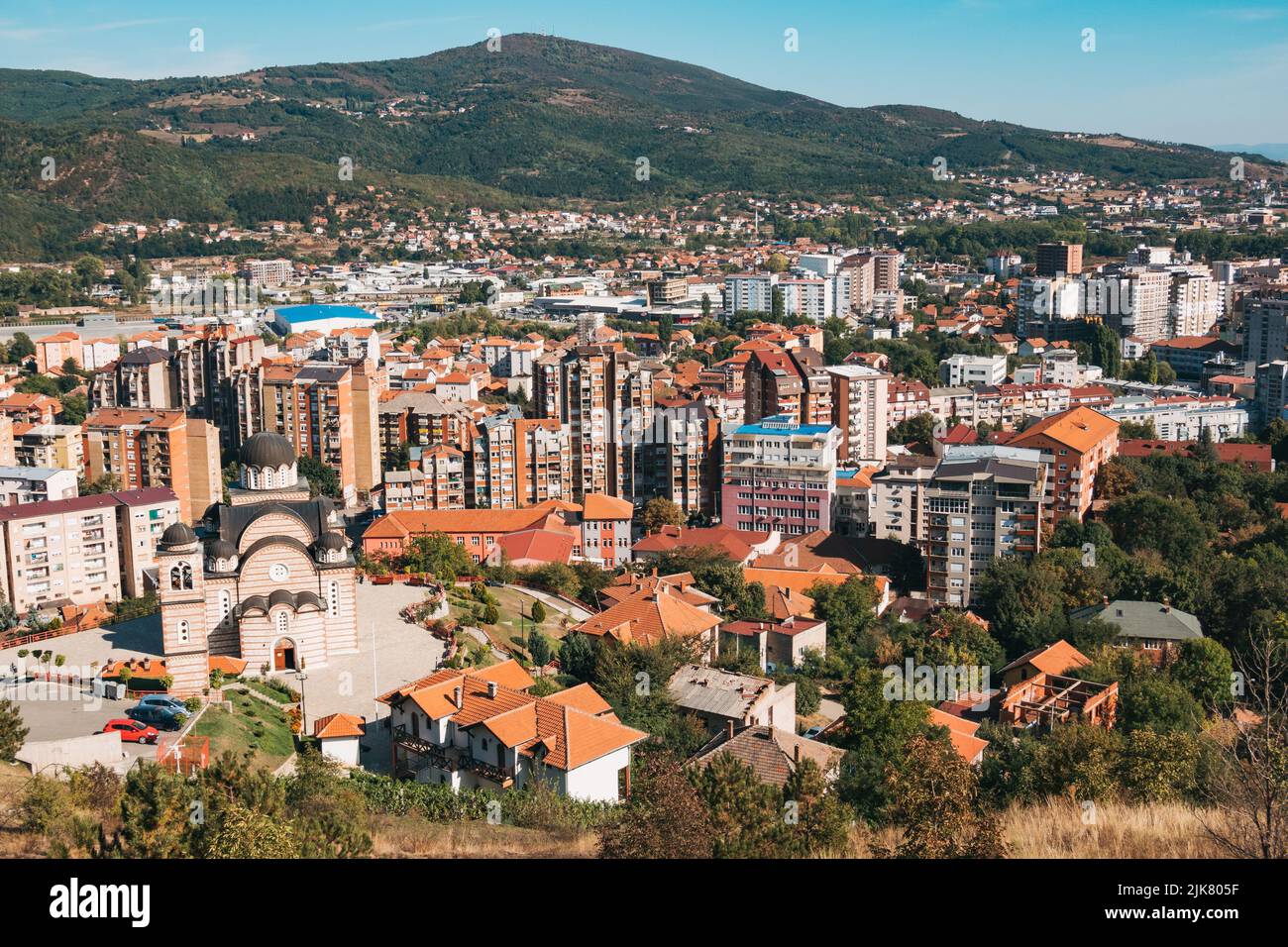 Vue sur la ville de Mitrovica, Kosovo, depuis la colline de Miner. L'église orthodoxe serbe de Saint Dimitrije est au premier plan Banque D'Images