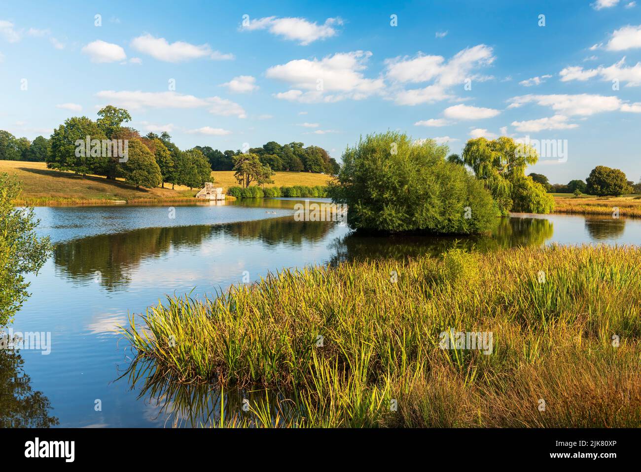 L'étang supérieur à Petworth Park, un parc de cerfs paysagé par Lancelot 'Capability' Brown, West Sussex, Angleterre, Royaume-Uni Banque D'Images