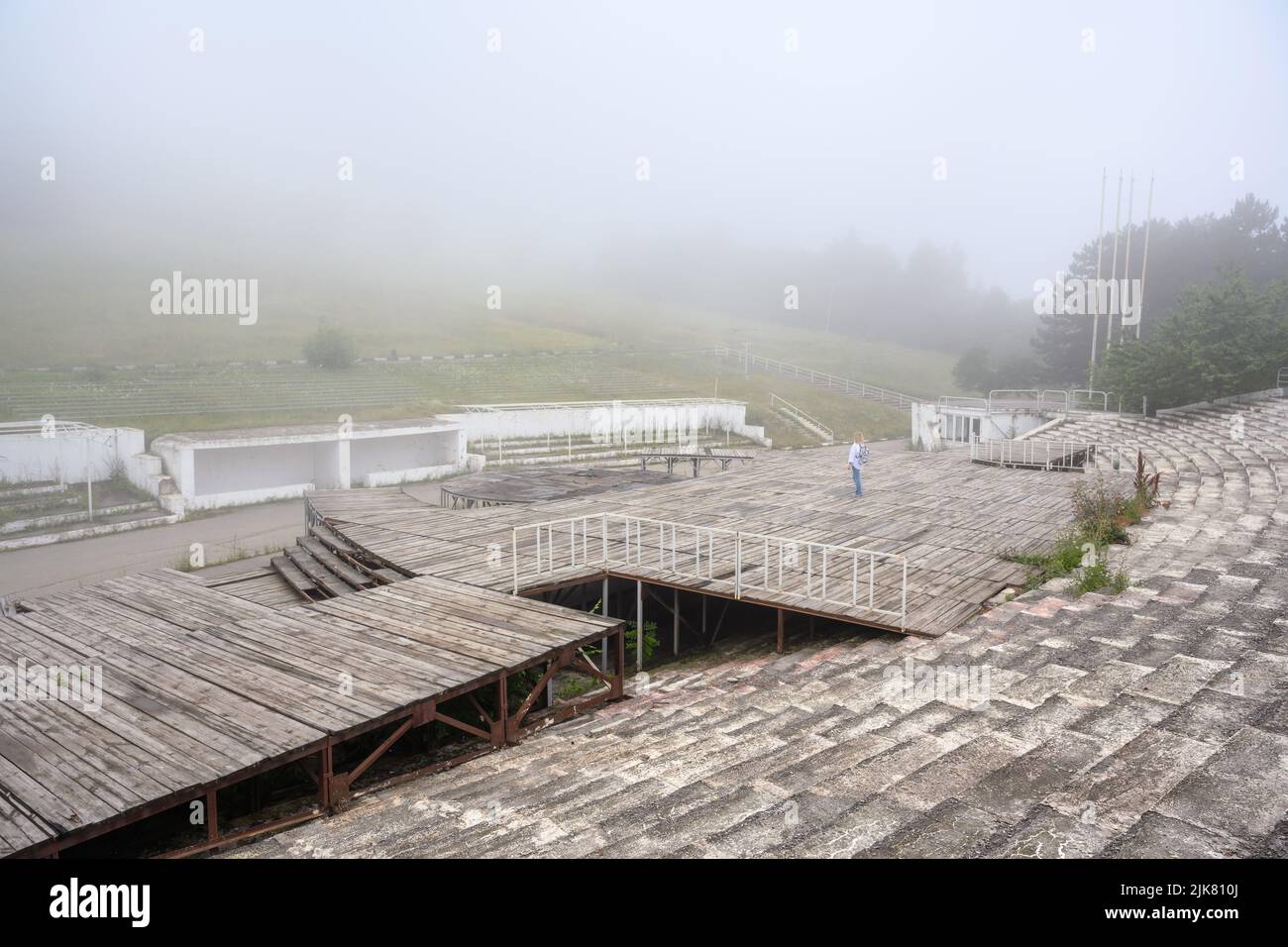 Salle de concert Glade de chansons dans la brume, Pyatigorsk, Stavropol Krai, Russie. Paysage brumeux d'un bâtiment abandonné au Mont Mashuk, ancien monument de Pyatigo Banque D'Images