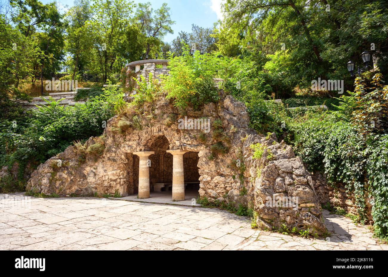 Grotte de Diana dans le jardin des fleurs du parc, Pyatigorsk, Russie. Vue panoramique sur le site historique du centre-ville de Pyatigorsk en été. Paysage avec visite Banque D'Images