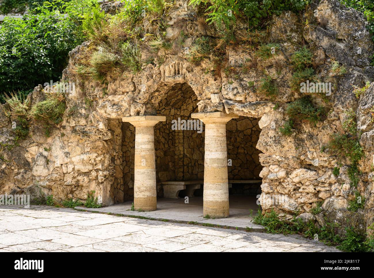 Grotte de Diana dans le jardin des fleurs du parc, Pyatigorsk, Russie. Paysage de l'historique point de repère de Pyatigorsk en été, vieux endroit agréable aménagé dans la ville c Banque D'Images