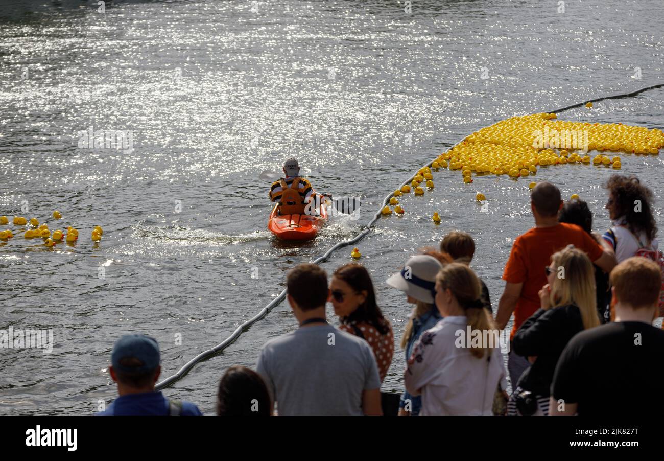 Une foule de gens regardent une course de canard en caoutchouc sur la Tamise Banque D'Images