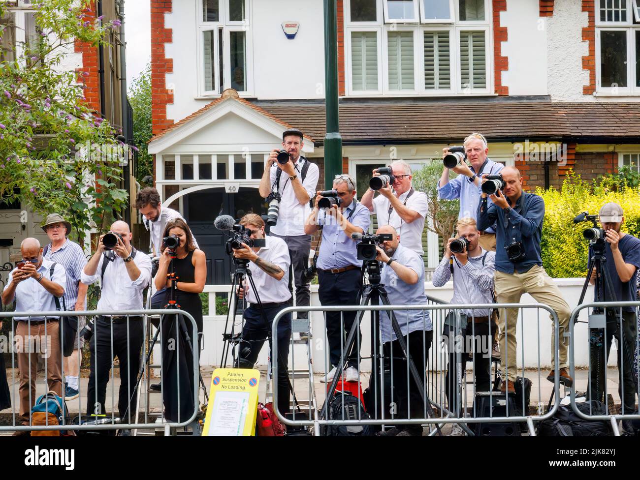 Photographes de presse et cameramen dans la rue à l'extérieur de l'église St Mary's à Barnes, Londres SW13 aux funérailles de Deborah James (BowelBabe) Banque D'Images