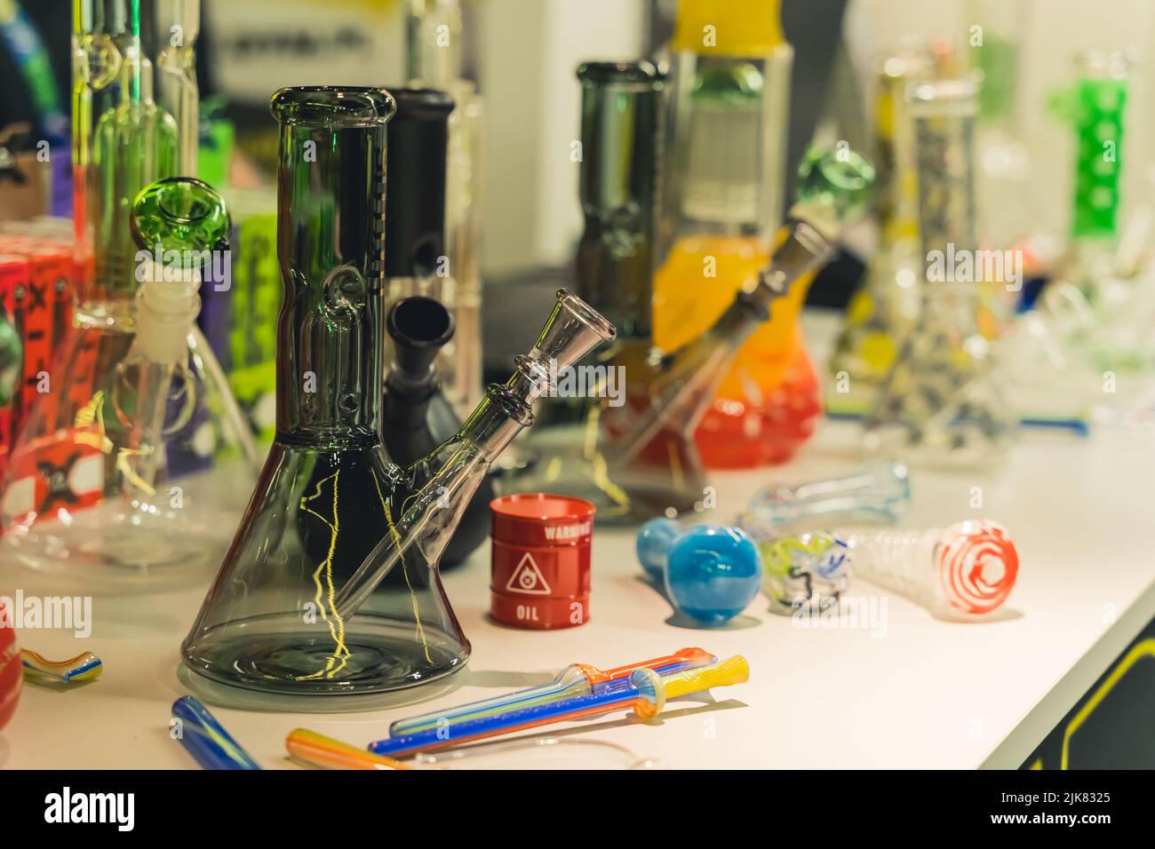 05.28.2022 Varsovie, Pologne. Prise de vue en intérieur de longs en verre colorés de différentes tailles et de pipes à fumer. Fumer du CBD comme alternative à la médecine chimique traditionnelle. Photo de haute qualité Banque D'Images