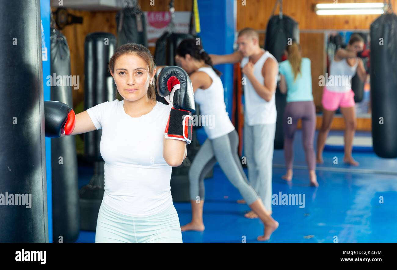 Femme sur l'entraînement de boxe Banque D'Images