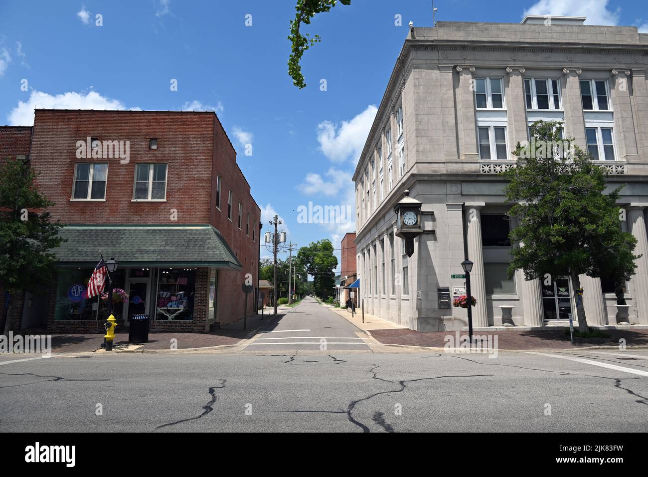 Les boutiques charmantes attirent les touristes et les habitants de la région sur South Broad Street dans la petite ville d'Edenton, en Caroline du Nord. Banque D'Images