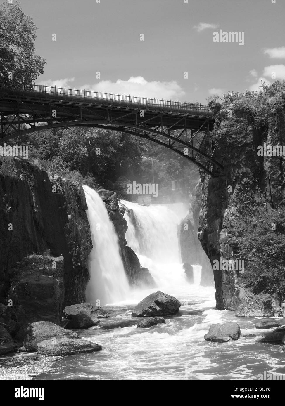 Image en noir et blanc des grandes chutes de Paterson, dans le New Jersey, le long de la rivière Passaic. Fait maintenant partie d'un parc national historique. Banque D'Images