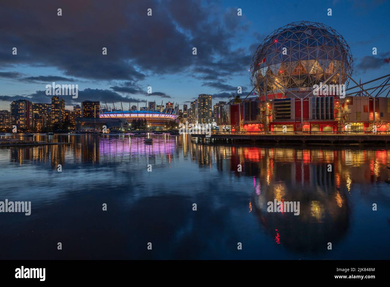 Le dôme Science World de nuit avec réflexions à False Creek, à Vancouver, en Colombie-Britannique, au Canada. Banque D'Images