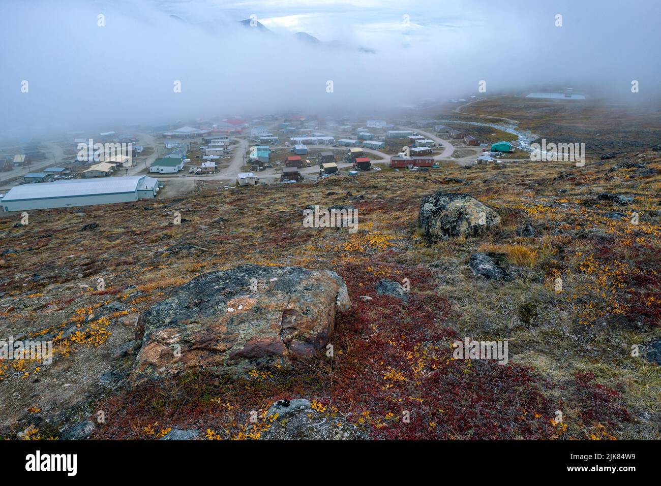Pangnirtung, Canada - 09.03.2019 : vue d'une communauté inuite éloignée de Pangnirtung, Nunavut, Canada. Tôt le matin avant le lever du soleil dans le fjord de Pangnirtung Banque D'Images