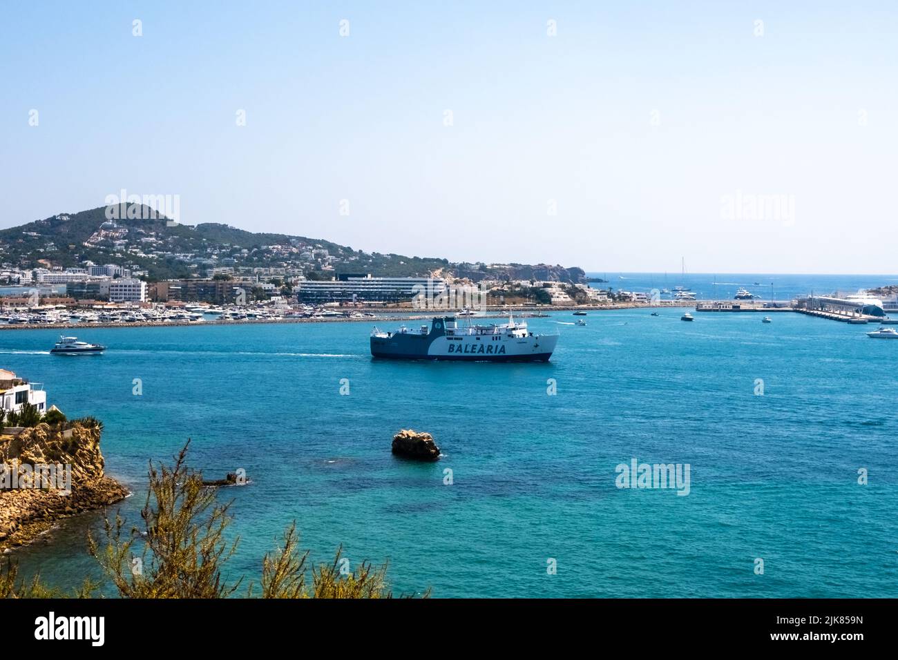 Ibiza, espagne - 26 juillet 2022 : le ferry Balearia transporte des passagers et des voitures de l'île d'Ibiza à Formentera Banque D'Images