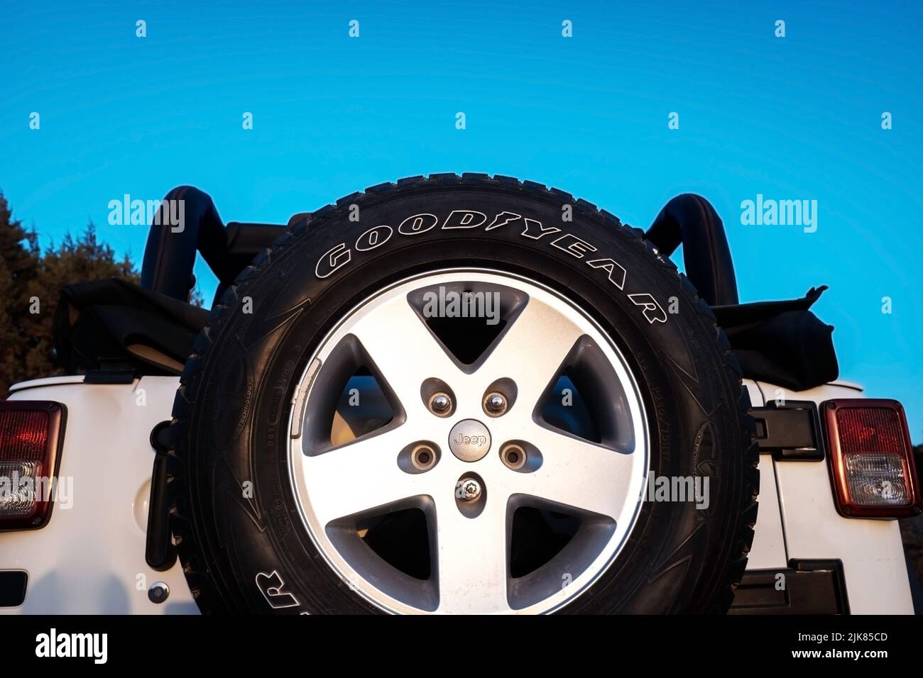 Ibiza, espagne - 25 juillet 2022 : roue de secours Goodyear d'une voiture tout-terrain, placée à l'arrière lors d'une excursion. Banque D'Images