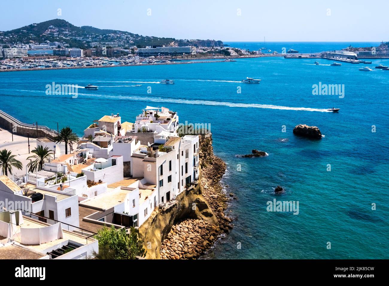 Ibiza, espagne - 25 juillet 2022 : les navires quittent le port d'Ibiza en direction de Formentera Banque D'Images