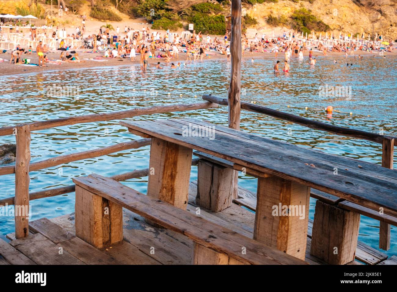 Ibiza, espagne - 28 juillet 2022 : les vacanciers apprécient les belles eaux de la Méditerranée pendant leurs vacances. Banque D'Images