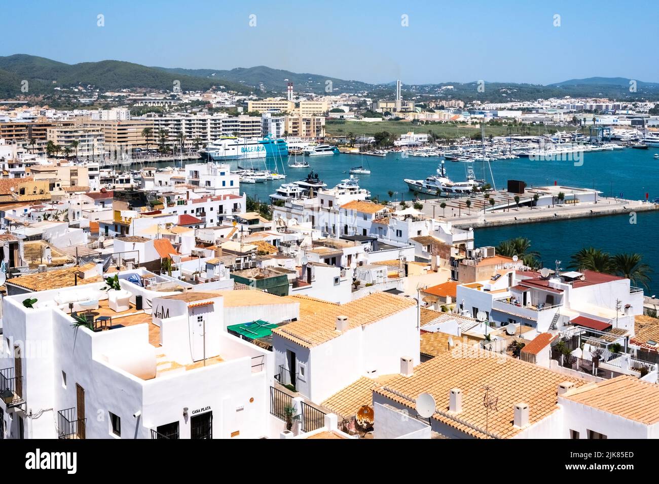 Ibiza, espagne - 26 juillet 2022 : vue d'en haut du port commercial d'Ibiza, avec ferries amarrés. Banque D'Images