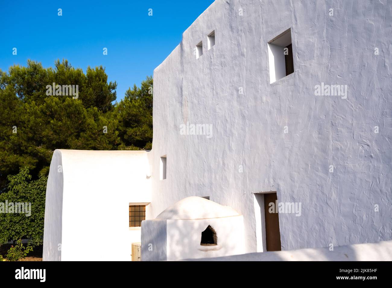 Maisons traditionnelles d'Ibizan, avec murs blanchis à la chaux pour combattre la chaleur estivale des îles méditerranéennes. Banque D'Images