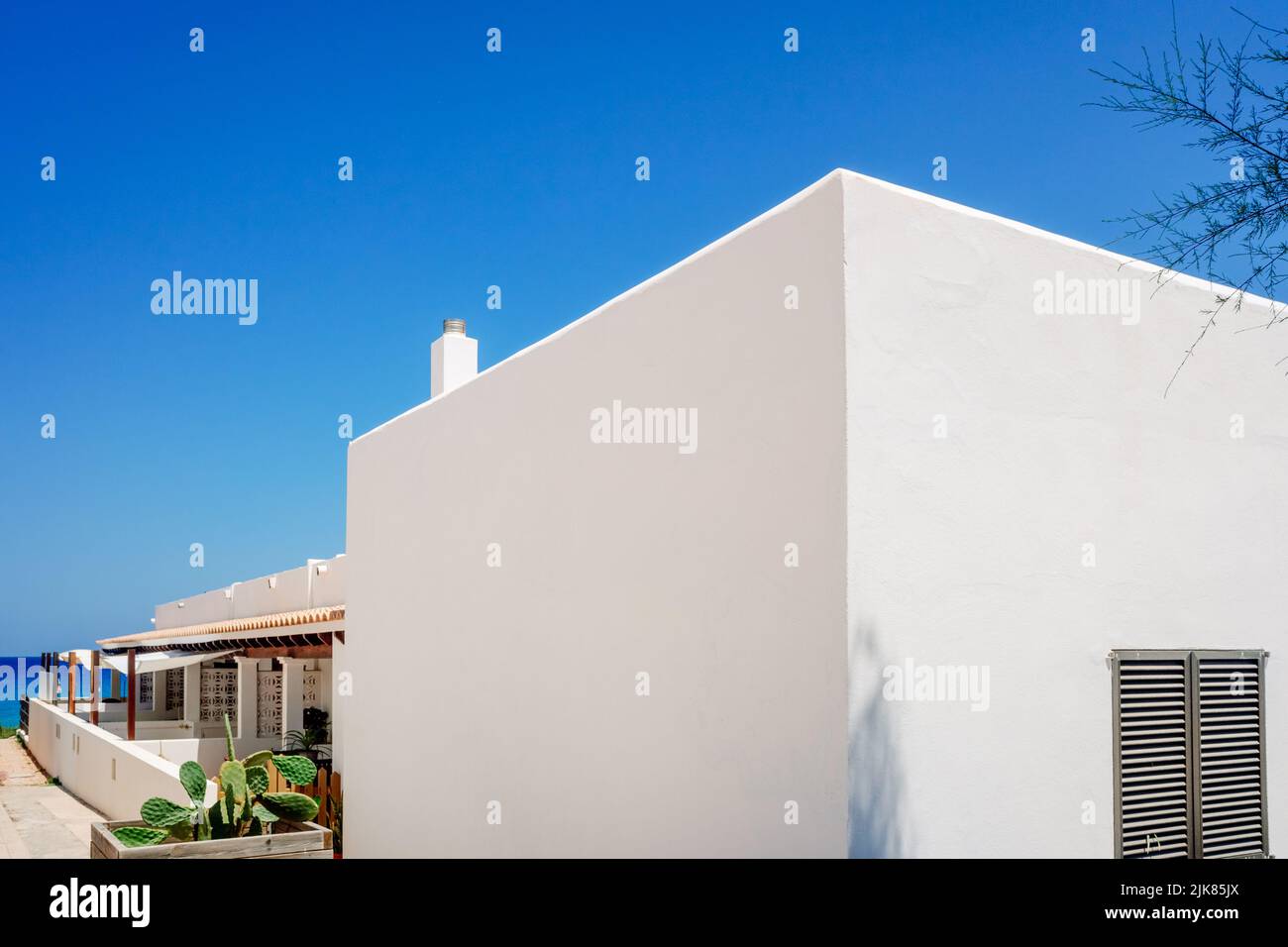 Cette maison d''Ibizan offre une vue sur la mer et possède un mur blanchi à la chaux traditionnel. Banque D'Images