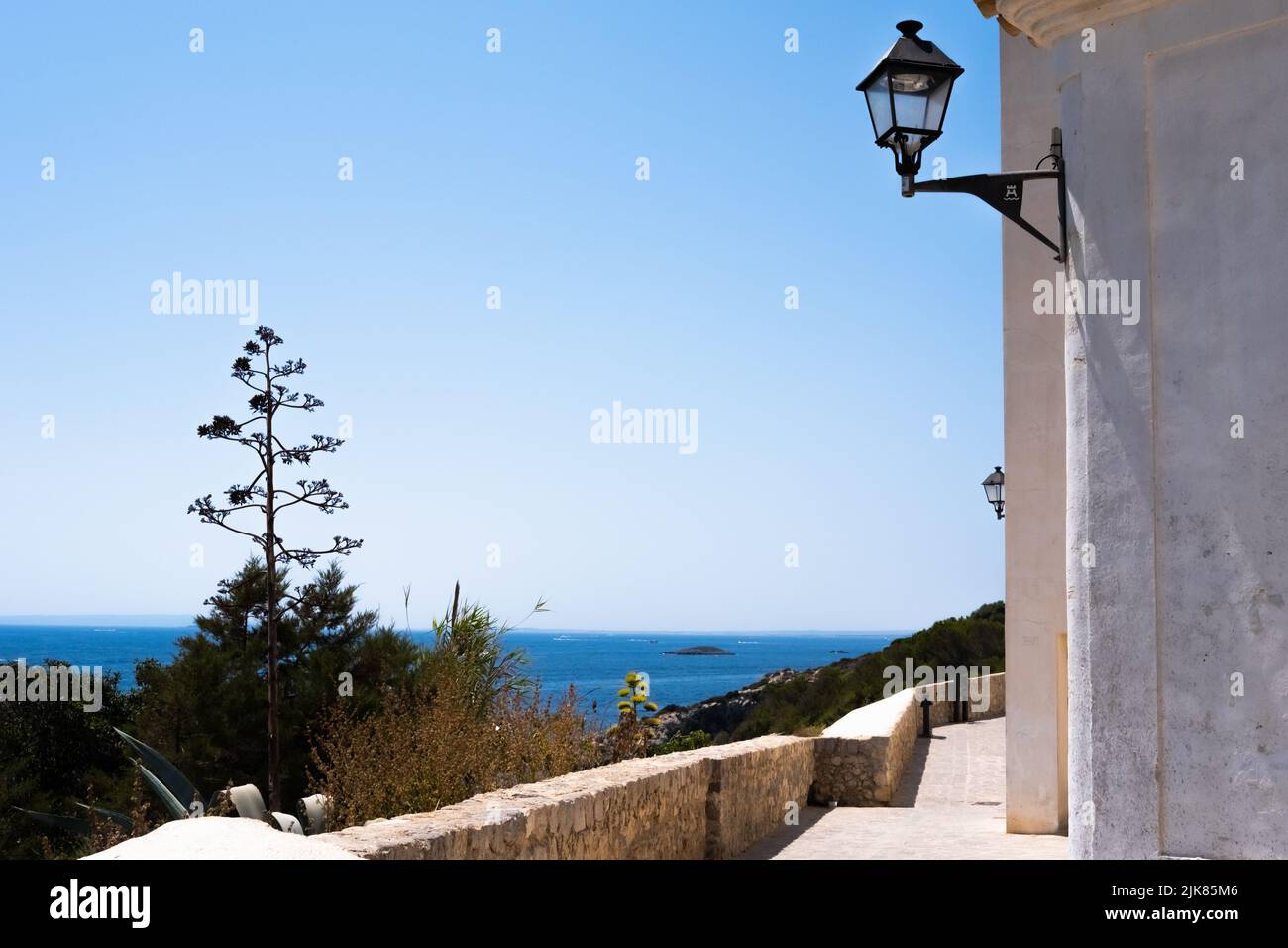 Vue depuis le sommet du château d'Ibiza de l'église Saint-Domingue Banque D'Images