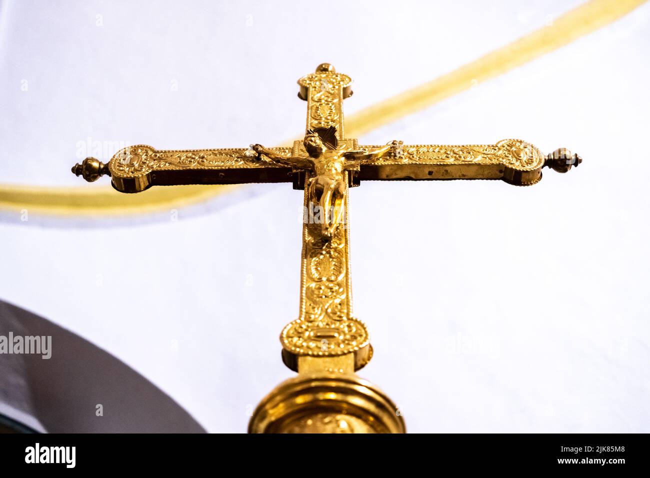 Crucifix doré, vu d'en dessous, décoré de façon glorieuse pour paraître riche. Banque D'Images