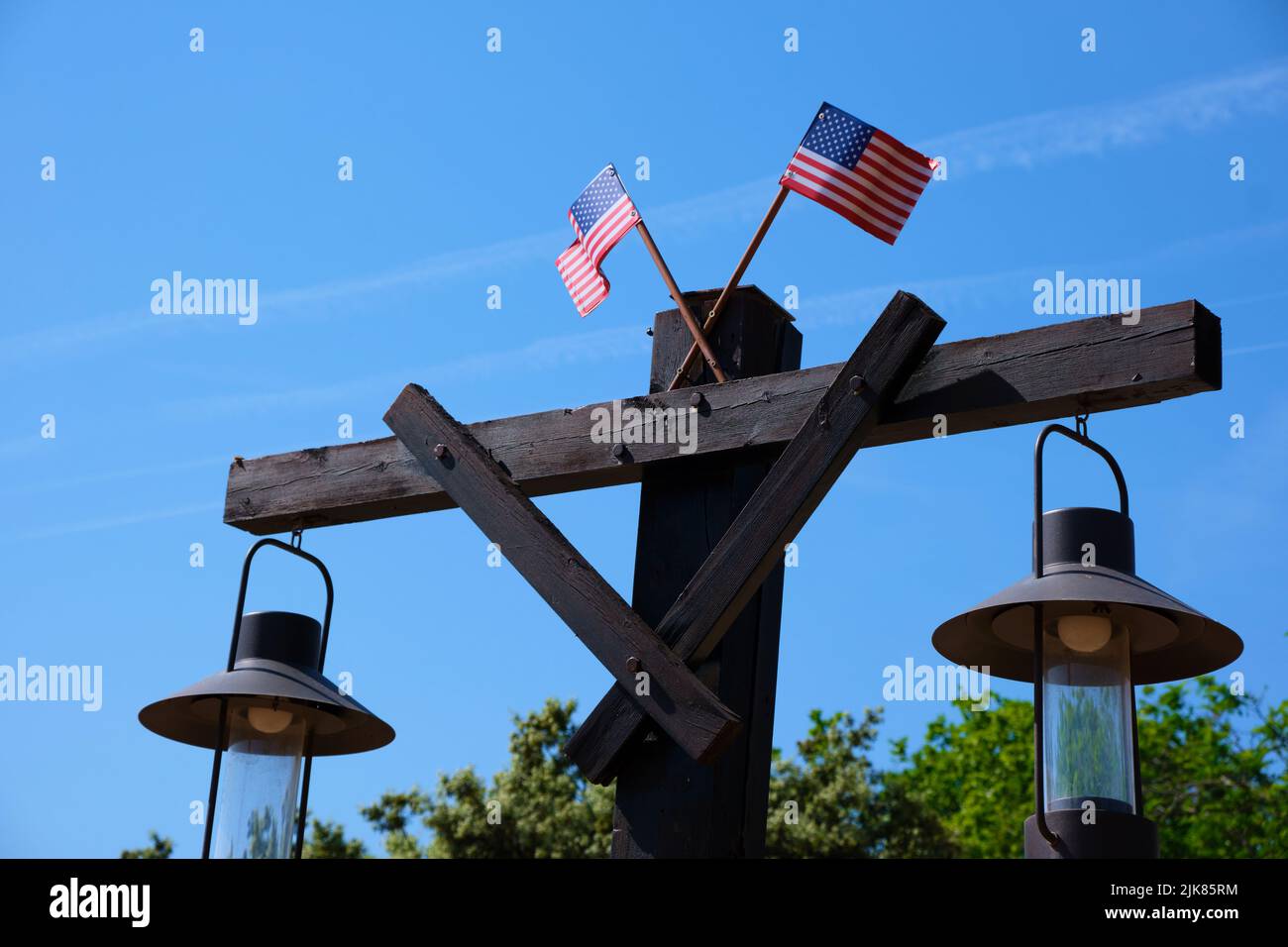 Les drapeaux américains volent toujours dans les vieilles villes abandonnées de l'Ouest américain. Banque D'Images