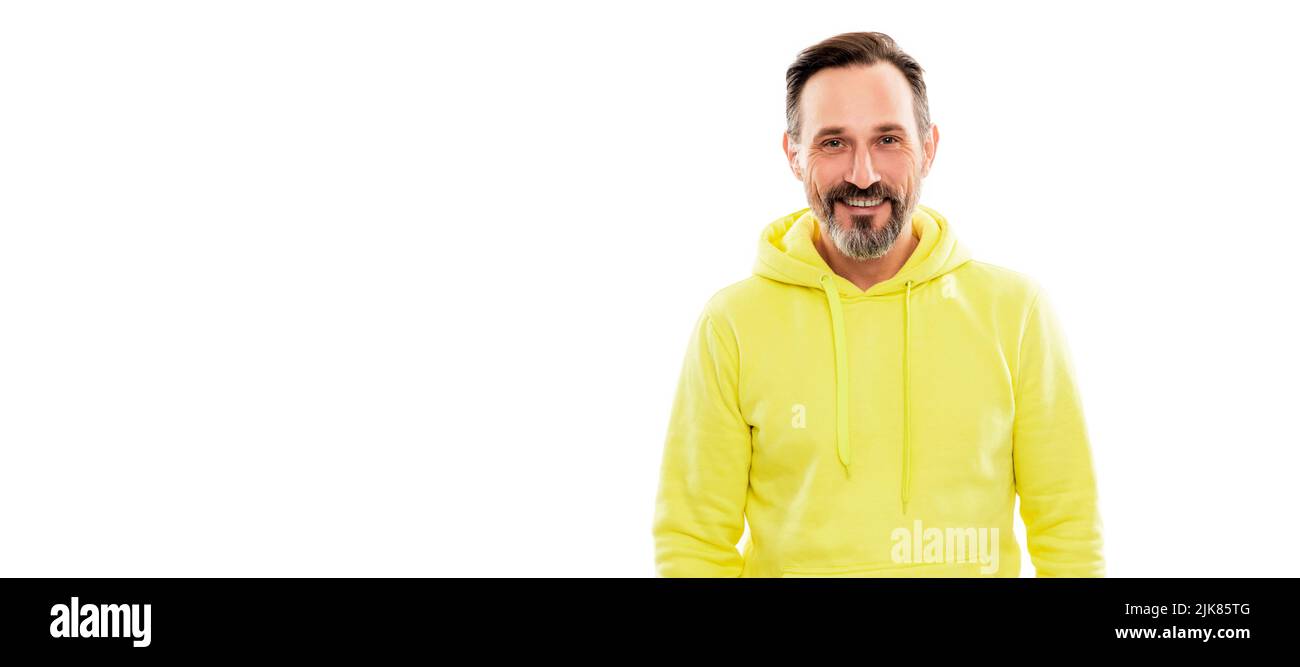 homme mûr heureux avec barbe. homme senior souriant avec moustache isolée sur blanc. Portrait de visage d'homme, bannière avec espace de copie. Banque D'Images