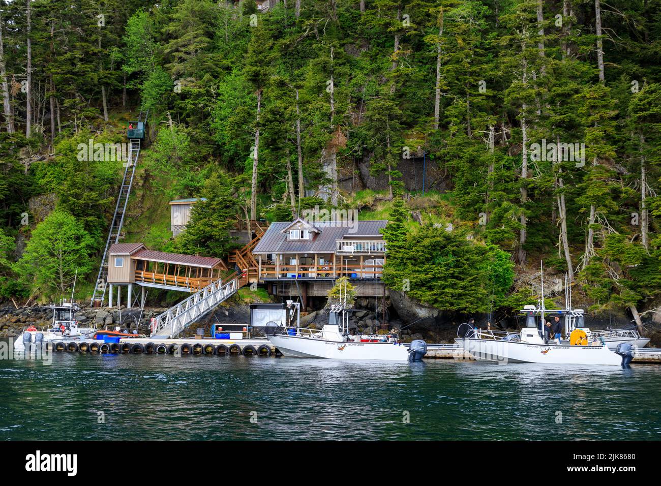 Île Langara, Colombie-Britannique, Canada - 1 juin 2022 : vue sur le port de plaisance et le quai du pavillon de pêche Langara situé sur l'île Langara, Haida Gwaii, B Banque D'Images