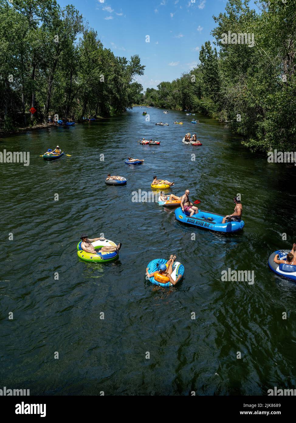 Rivière Boise avec des gens qui font du rafting par une chaude journée d'été Banque D'Images