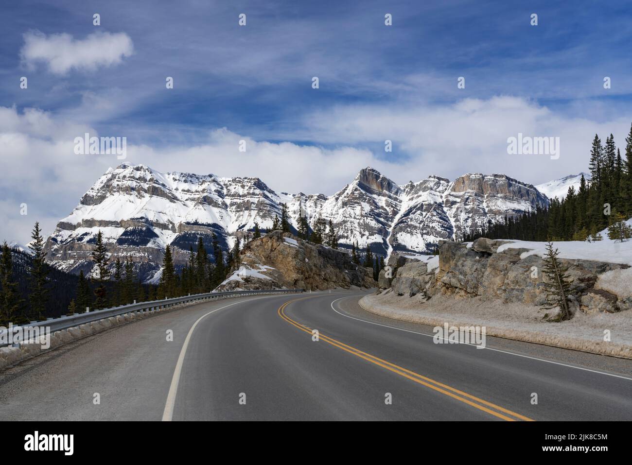 Vue sur la montagne près du Saskatchewan River Crossing, Icefields Parkway, parc national Banff, Alberta, Canada. Banque D'Images