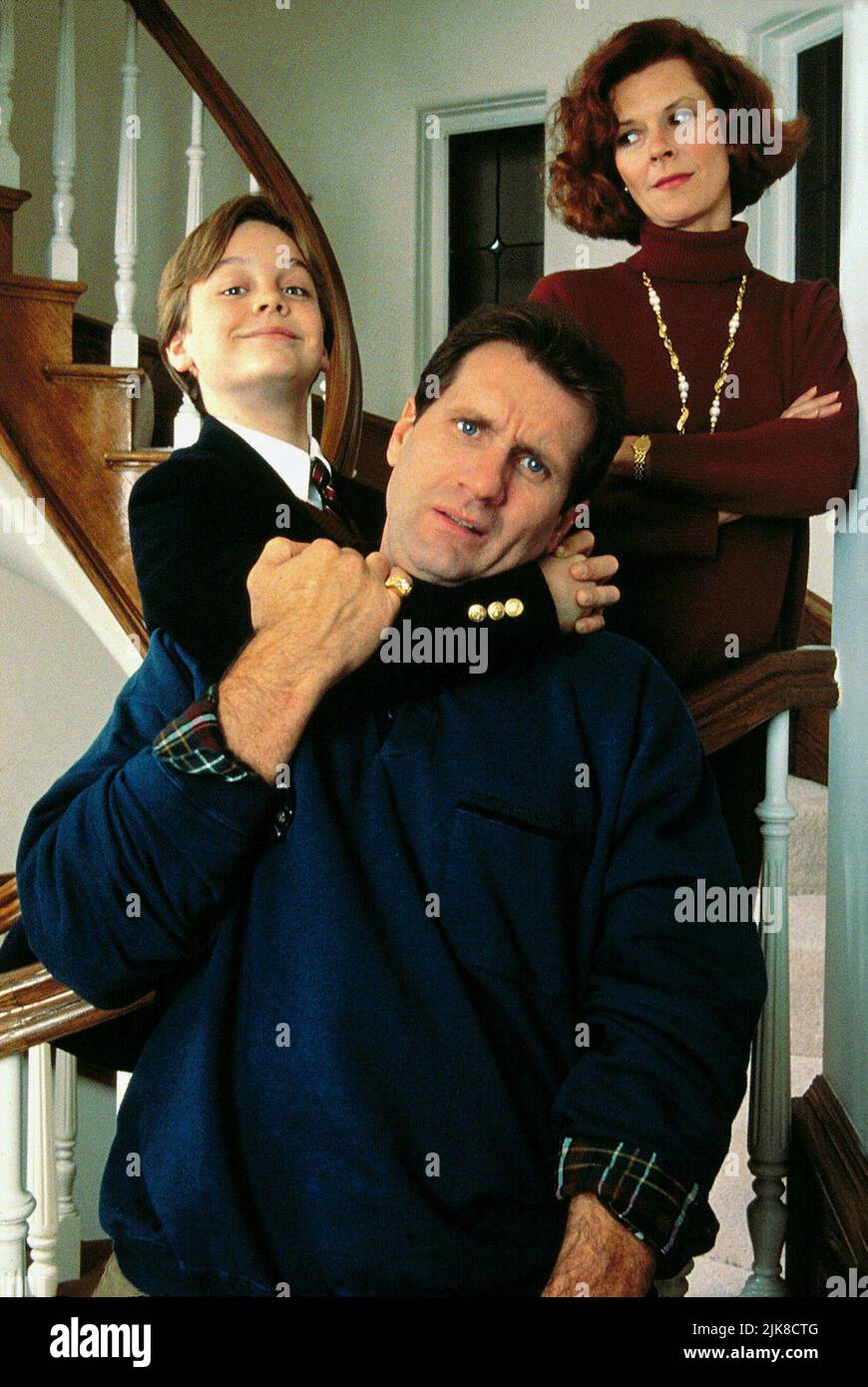 Ethan Embry, Ed O'Neill & Jobeth Williams film: Néerlandais; Driving Me Crazy (1991) personnages: Doyle Standish (AS Ethan Randall),Dutch Dooley & Natalie Standish Directeur: Peter Faiman 19 juillet 1991 **AVERTISSEMENT** cette photographie est à usage éditorial exclusif et est le droit d'auteur de 20 CENTURY FOX et/ou le photographe assigné par la Société du film ou de la production et ne peut être reproduite que par des publications dans le cadre de la promotion du film ci-dessus. Un crédit obligatoire à 20 CENTURY FOX est requis. Le photographe doit également être crédité lorsqu'il est connu. Aucune utilisation commerciale ne peut être accordée sans bref Banque D'Images