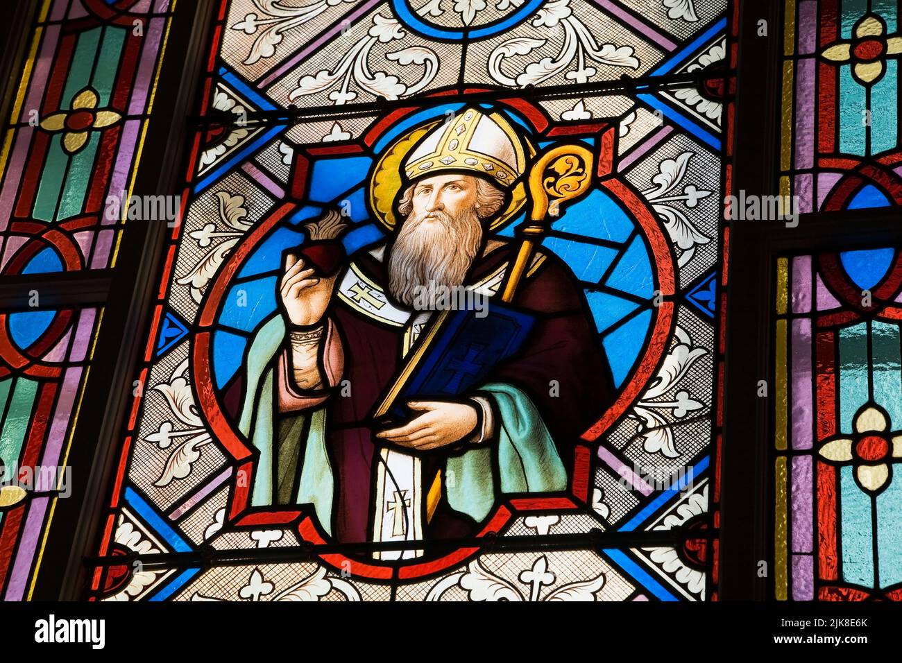 Vitraux décorés de personnalités religieuses, église Saint-François-de-Sales, Laval, Québec, Canada. Banque D'Images