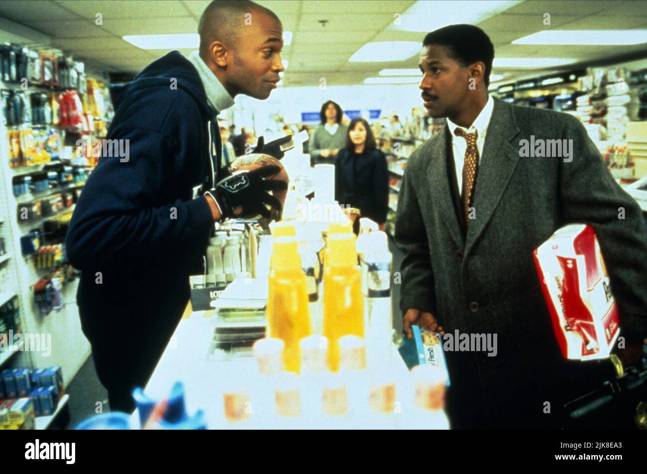 Andre B. Blake & Denzel Washington film: Philadelphie (USA 1993) personnages: Young Man in Pharmacy (Andre B. Blake), Joe Miller Directeur: Jonathan Demme 14 décembre 1993 **AVERTISSEMENT** cette photographie est destinée à un usage éditorial exclusif et est le copyright des IMAGES TRISTAR et/ou du photographe attribué par la Société de film ou de production et ne peut être reproduite que par des publications en conjonction avec la promotion du film ci-dessus. Un crédit obligatoire pour LES PHOTOS TRISTAR est requis. Le photographe doit également être crédité lorsqu'il est connu. Aucune utilisation commerciale ne peut être accordée sans autorisation écrite fr Banque D'Images
