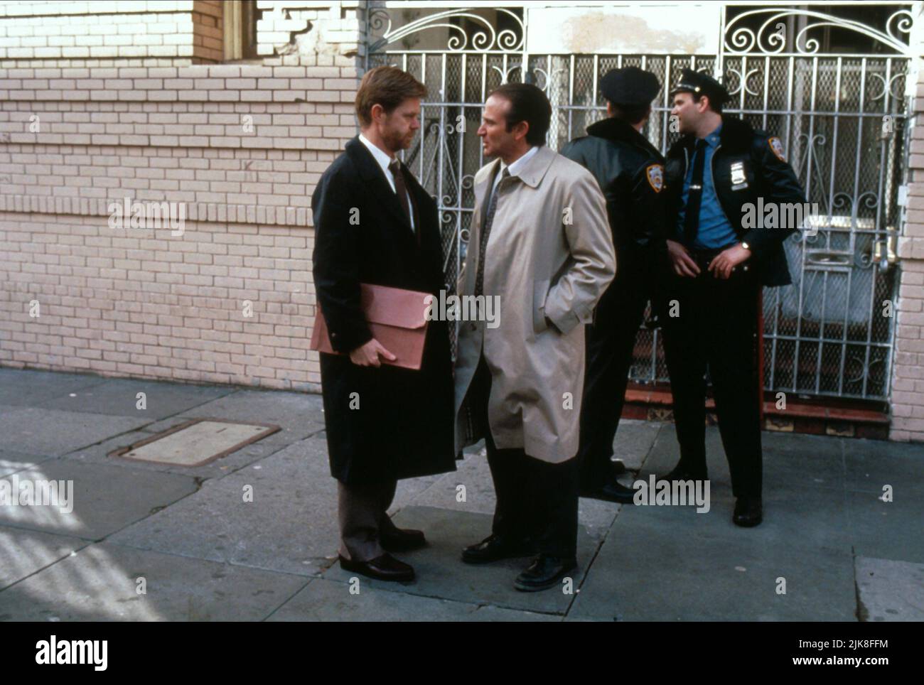 William H. Macy & Robin Williams film Being Human (1994) personnages : Boris, Hector réalisateur : Bill Forsyth 06 mai 1994 **AVERTISSEMENT** cette photographie est destinée à un usage éditorial seulement et est la propriété de BSB et/ou du photographe désigné par le film ou la société de production et ne peut être reproduite que par des publications en liaison avec la promotion du film ci-dessus. Un crédit obligatoire à BSB est requis. Le photographe doit également être crédité lorsqu'il est connu. Aucune utilisation commerciale ne peut être accordée sans autorisation écrite de The film Company. Banque D'Images
