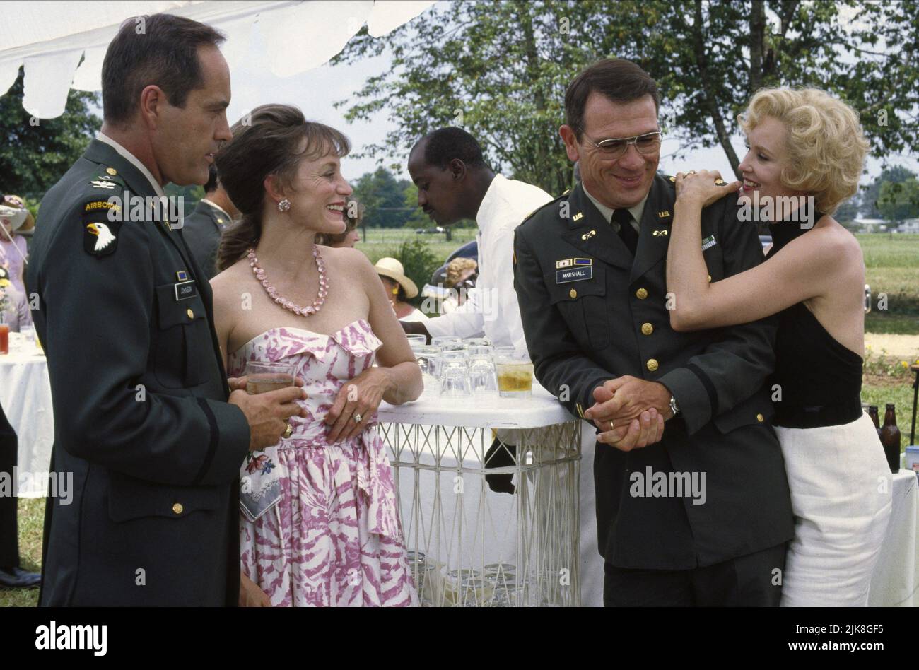 Powers Boothe, Carrie Snodgress, Tommy Lee Jones & Jessica Lange film: Blue Sky (USA 1994) personnages: Col. Vincent 'Vince' Johnson, Vera Johnson, Maj. Henry 'Hank' Marshall, Carly Marshall Directeur: Tony Richardson 24 août 1994 **AVERTISSEMENT** cette photographie est destinée à un usage éditorial exclusif et est protégée par les droits d'auteur des IMAGES ORION et/ou du photographe assigné par la Société de film ou de production et ne peut être reproduite que par des publications en conjonction avec la promotion du film ci-dessus. Un crédit obligatoire pour LES IMAGES ORION est requis. Le photographe doit également être crédité lorsqu'il est connu. Pas de comm Banque D'Images