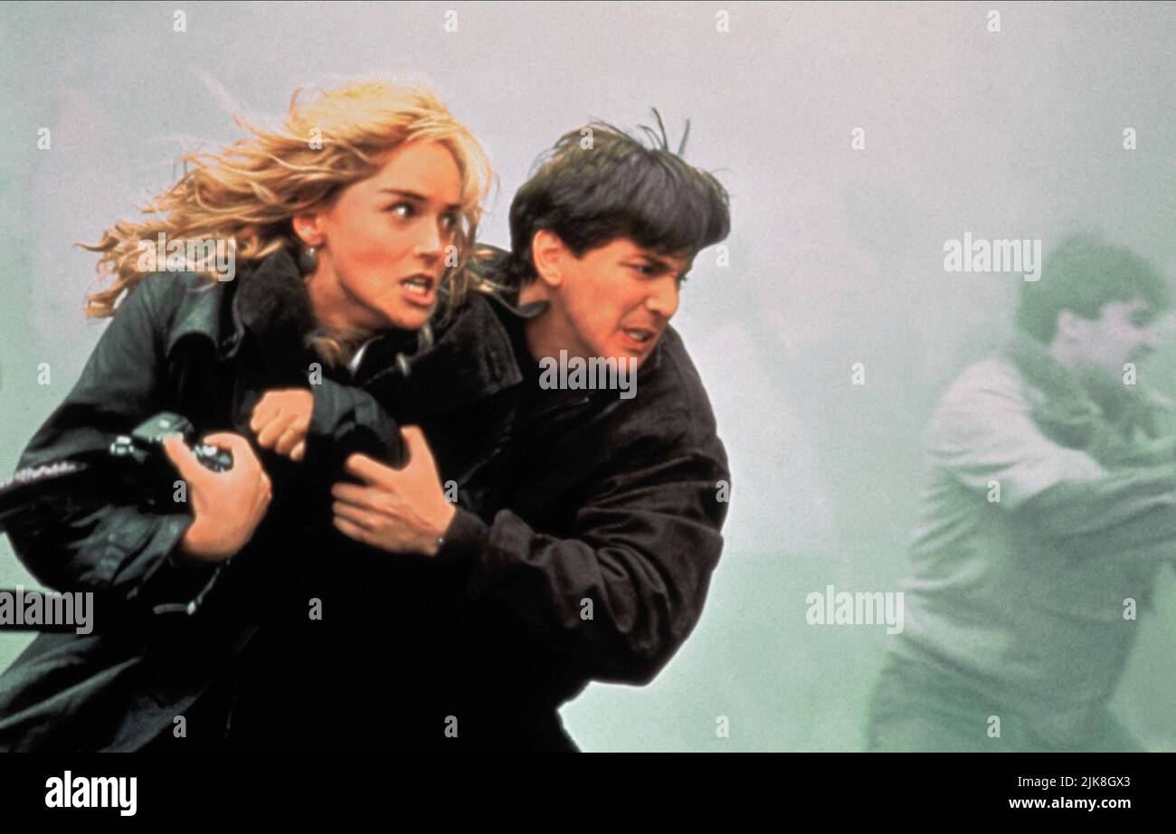 Sharon Stone & Andrew McCarthy film Year of the Gun (USA 1991) personnages : Alison King & David Raybourne réalisateur : John Frankenheimer 10 septembre 1991 **AVERTISSEMENT** cette photographie est réservée à un usage éditorial et est la propriété intellectuelle de INITIAL films et/ou du photographe assigné par The film or production Company et ne peut être reproduite que par des publications en liaison avec la promotion du film ci-dessus. Un crédit obligatoire pour les films INITIAUX est requis. Le photographe doit également être crédité lorsqu'il est connu. Aucune utilisation commerciale ne peut être accordée sans autorisation écrite de The film Company. Banque D'Images