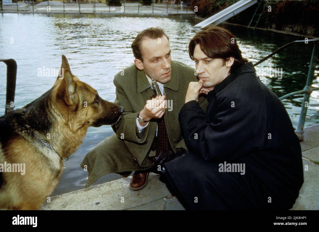 Karl Markovics & Tobias Moretti Television : Kommissar Rex (1994) personnages : Ernst Stockinger (29 épisodes, 1994-1996) et Richard Moser Directeur : Pete Ariel 10 novembre 1994 **AVERTISSEMENT** cette photographie est à usage éditorial exclusif et est protégée par les droits d'auteur de SAT 1 et/ou du photographe assigné par la Société de film ou de production et ne peut être reproduite que par des publications dans le cadre de la promotion du film ci-dessus. Un crédit obligatoire pour SAT 1 est requis. Le photographe doit également être crédité lorsqu'il est connu. Aucune utilisation commerciale ne peut être accordée sans l'autorisation écrite de la Société du film. Banque D'Images