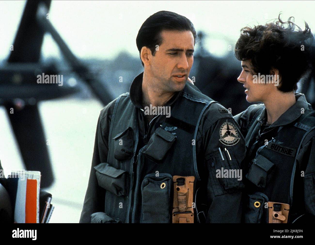 Nicolas cage & Sean Young film Fire Birds ; Wings of the Apache (USA 1990) personnages : Jake Preston & Billie Lee Guthrie réalisateur : David Green 25 mai 1990 **AVERTISSEMENT** cette photographie est réservée à un usage éditorial et est la propriété de TOUCHSTONE et/ou du photographe attribué par la société de production et ne peut être reproduite que par des publications en liaison avec la promotion du film ci-dessus. Un crédit obligatoire pour TOUCHSTONE est requis. Le photographe doit également être crédité lorsqu'il est connu. Aucune utilisation commerciale ne peut être accordée sans autorisation écrite de The film Company. Banque D'Images