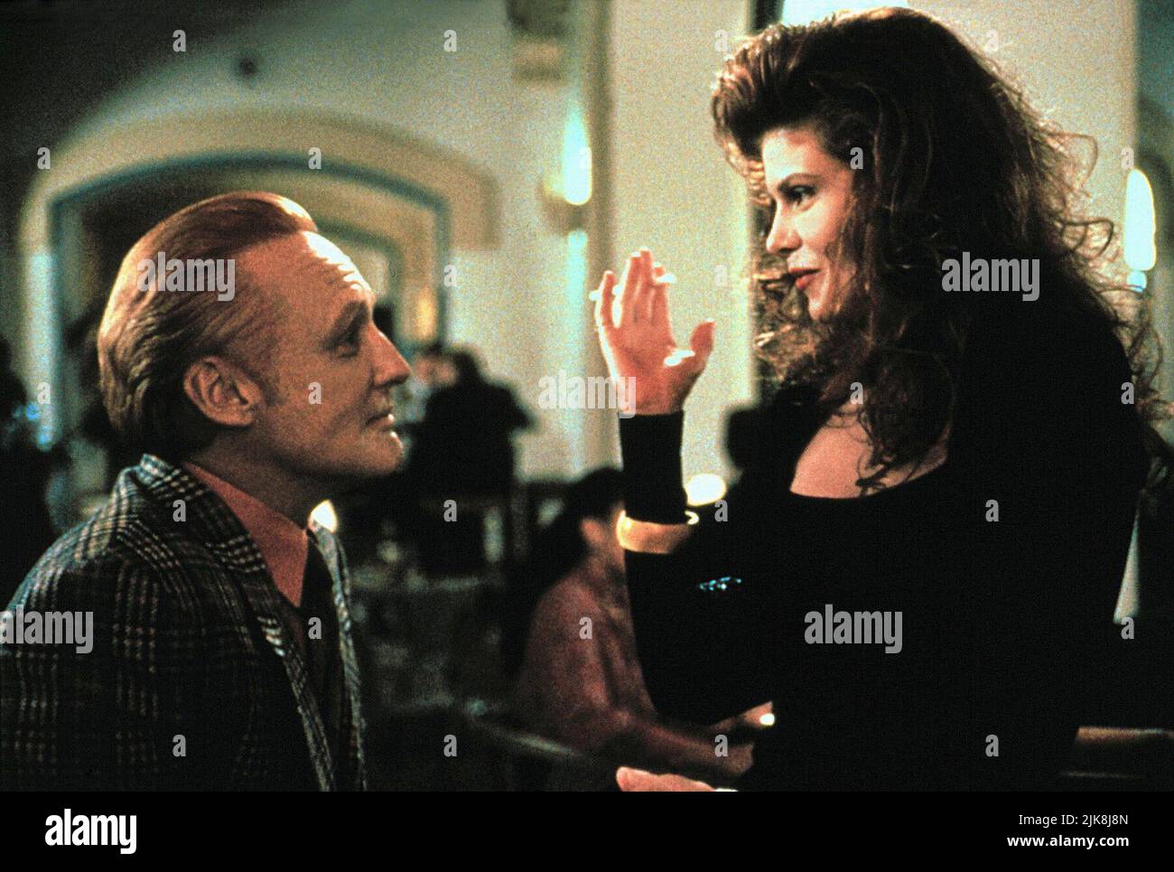 Dennis Hopper & Lolita Davidovich film: Point d'ébullition (1993) personnages: Rudolph 'Red' Diamond & Vikki Dunbar Directeur: James B. Harris 16 avril 1993 **AVERTISSEMENT** cette photographie est destinée à un usage éditorial exclusif et est le droit d'auteur des PRODUCTIONS HEXAGON et/ou du photographe assigné par la Société de film ou de production et ne peut être reproduite que par des publications dans le cadre de la promotion du film ci-dessus. Un crédit obligatoire pour LES PRODUCTIONS HEXAGON est requis. Le photographe doit également être crédité lorsqu'il est connu. Aucune utilisation commerciale ne peut être accordée sans l'autorisation écrite de film Comla Banque D'Images
