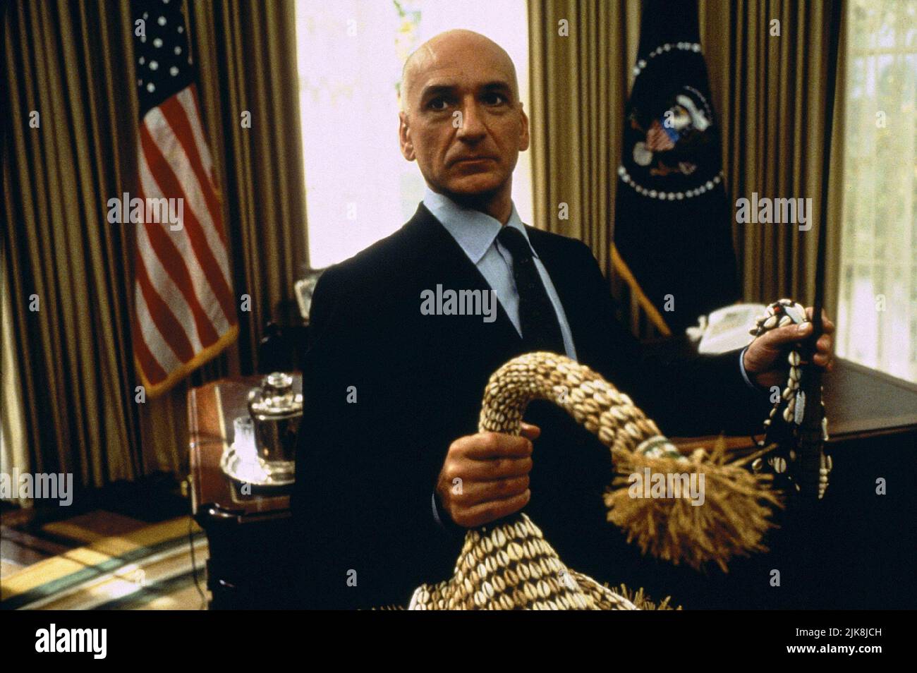 Ben Kingsley film: Dave (1993) personnages: Vice-président Nance Directeur: Ivan Reitman 07 mai 1993 **AVERTISSEMENT** cette photographie est à usage éditorial exclusif et est le copyright de WARNER BROS et/ou le photographe assigné par la Société de film ou de production et ne peut être reproduite que par des publications dans le cadre de la promotion du film ci-dessus. Un crédit obligatoire pour WARNER BROS est requis. Le photographe doit également être crédité lorsqu'il est connu. Aucune utilisation commerciale ne peut être accordée sans l'autorisation écrite de la Société du film. Banque D'Images