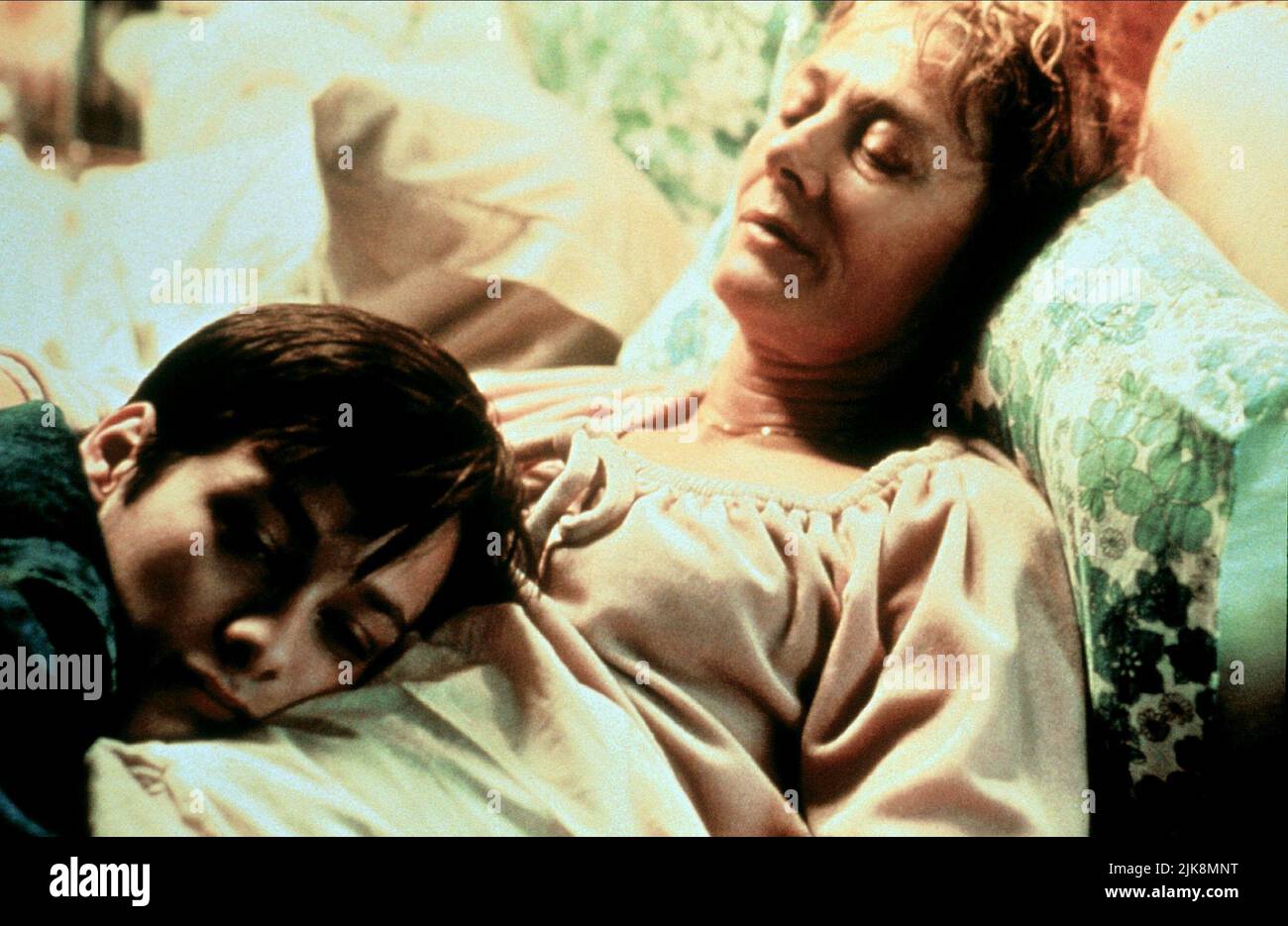 Edward Furlong & Vanessa Redgrave film Little Odessa (1994) personnages : Reuben Shapira & Irina Shapira réalisateur : James Gray 02 septembre 1994 **AVERTISSEMENT** cette photographie est à usage éditorial exclusif et est la propriété de NEW LINE et/ou du photographe assigné par la société de production et ne peut être reproduite que par des publications en liaison avec la promotion du film ci-dessus. Un crédit obligatoire pour LA NOUVELLE LIGNE est requis. Le photographe doit également être crédité lorsqu'il est connu. Aucune utilisation commerciale ne peut être accordée sans autorisation écrite de The film Company. Banque D'Images