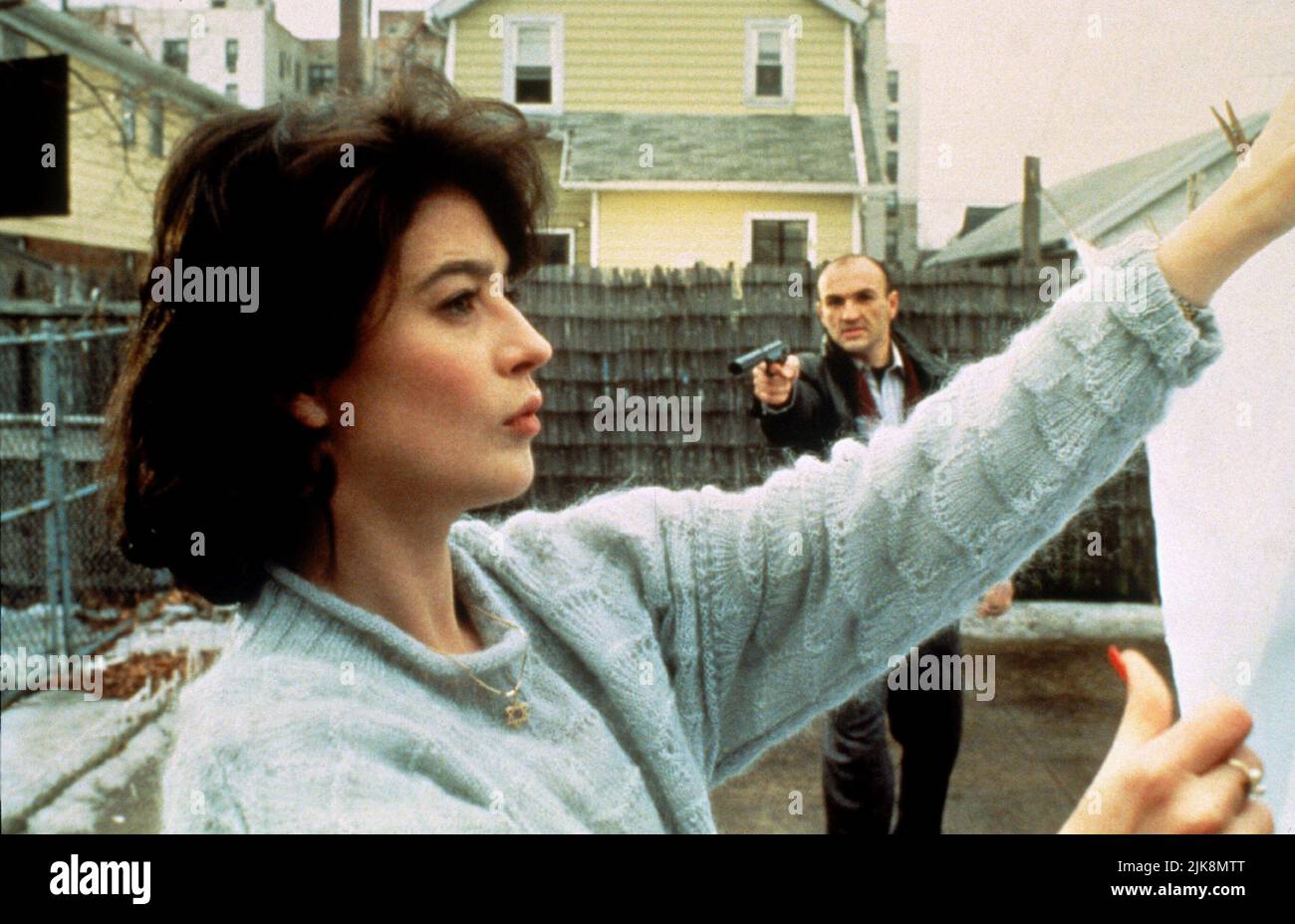 Moira Kelly film Little Odessa (1994) personnages : Alla Shustervich réalisateur : James Gray 02 septembre 1994 **AVERTISSEMENT** cette photographie est à usage éditorial seulement et est la propriété de NEW LINE et/ou du photographe assigné par le film ou la société de production et ne peut être reproduite que par des publications en conjonction avec la promotion du film ci-dessus. Un crédit obligatoire pour LA NOUVELLE LIGNE est requis. Le photographe doit également être crédité lorsqu'il est connu. Aucune utilisation commerciale ne peut être accordée sans autorisation écrite de The film Company. Banque D'Images