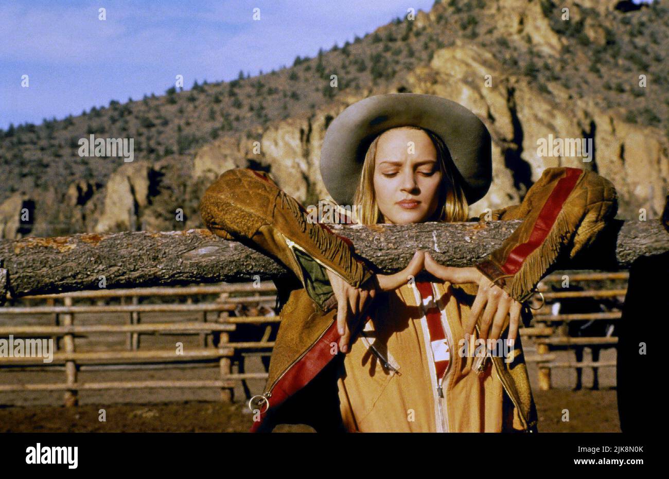 UMA Thurman film: Even Cowgirls Get the Blues (USA 1993) personnages: Sissy Hankshaw Directeur: Gus Van Sant 13 septembre 1993 **AVERTISSEMENT** cette photographie est destinée à un usage éditorial exclusif et est le droit d'auteur d'UN NOUVEAU CINÉMA DE LIGNE et/ou du photographe assigné par la Société de film ou de production et ne peut être reproduite que par des publications en conjonction avec la promotion du film ci-dessus. Un crédit obligatoire pour UNE NOUVELLE LIGNE DE CINÉMA est requis. Le photographe doit également être crédité lorsqu'il est connu. Aucune utilisation commerciale ne peut être accordée sans l'autorisation écrite de la Société du film. Banque D'Images