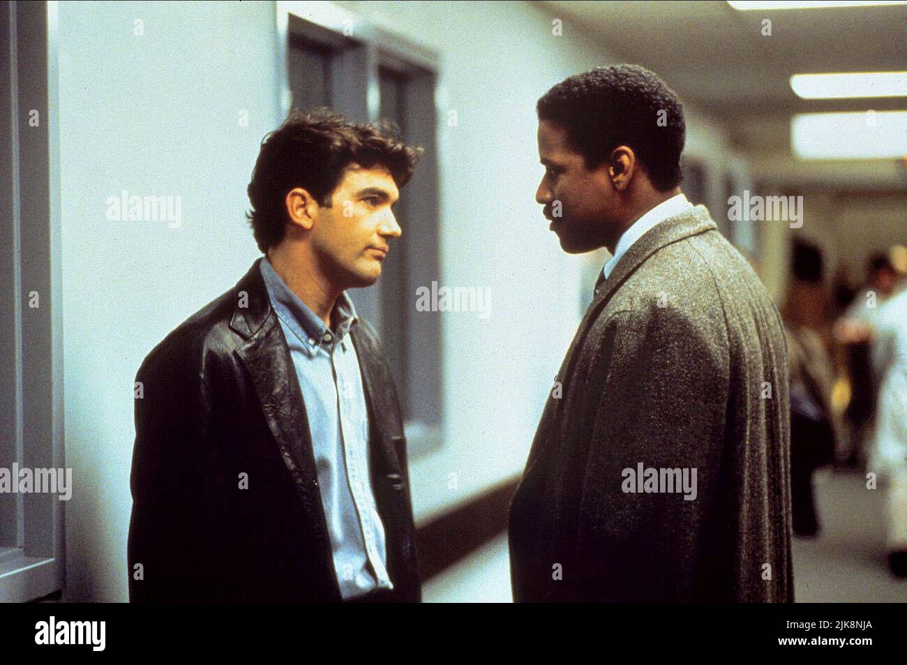 Antonio Banderas & Denzel Washington film: Philadelphie (USA 1993) personnages: Miguel Alvarez,Joe Miller Directeur: Jonathan Demme 14 décembre 1993 **AVERTISSEMENT** cette photographie est destinée à un usage éditorial exclusif et est le copyright des IMAGES TRISTAR et/ou du photographe attribué par la Société de film ou de production et ne peut être reproduite que par des publications en conjonction avec la promotion du film ci-dessus. Un crédit obligatoire pour LES PHOTOS TRISTAR est requis. Le photographe doit également être crédité lorsqu'il est connu. Aucune utilisation commerciale ne peut être accordée sans l'autorisation écrite de la Société du film. Banque D'Images