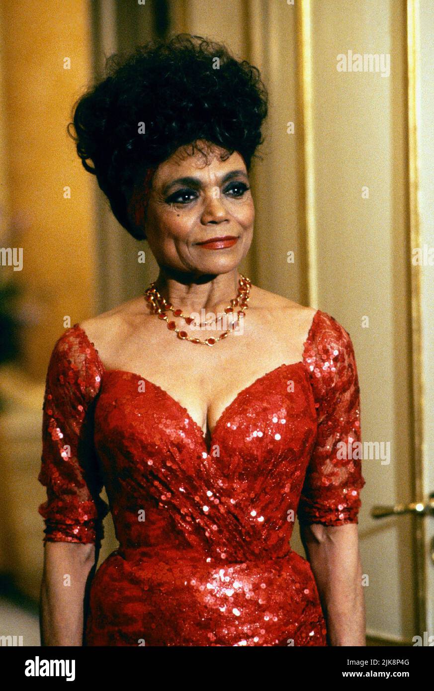 Eartha Kitt film: Boomerang (1992) personnages: Lady Eloise Directeur: Reginald Hudlin 01 juillet 1992 **AVERTISSEMENT** cette photographie est destinée à un usage éditorial exclusif et est le droit d'auteur de PARAMOUNT et/ou du photographe assigné par la Société de film ou de production et ne peut être reproduite que par des publications en conjonction avec la promotion du film ci-dessus. Un crédit obligatoire pour PARAMOUNT est requis. Le photographe doit également être crédité lorsqu'il est connu. Aucune utilisation commerciale ne peut être accordée sans l'autorisation écrite de la Société du film. Banque D'Images