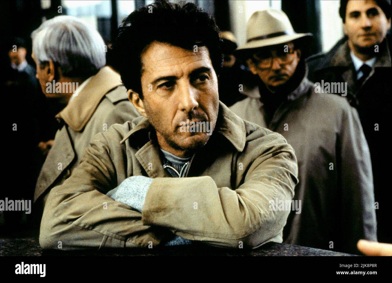 Dustin Hoffman film Accidental Hero (USA 1992) personnages : Bernard 'Bernie' Laplante réalisateur : Stephen Frears 02 octobre 1992 **AVERTISSEMENT** cette photographie est à usage éditorial seulement et est la propriété de COLUMBIA et/ou du photographe désigné par The film or production Company et ne peut être reproduite que par des publications dans le cadre de la promotion du film ci-dessus. Un crédit obligatoire à COLUMBIA est requis. Le photographe doit également être crédité lorsqu'il est connu. Aucune utilisation commerciale ne peut être accordée sans autorisation écrite de The film Company. Banque D'Images