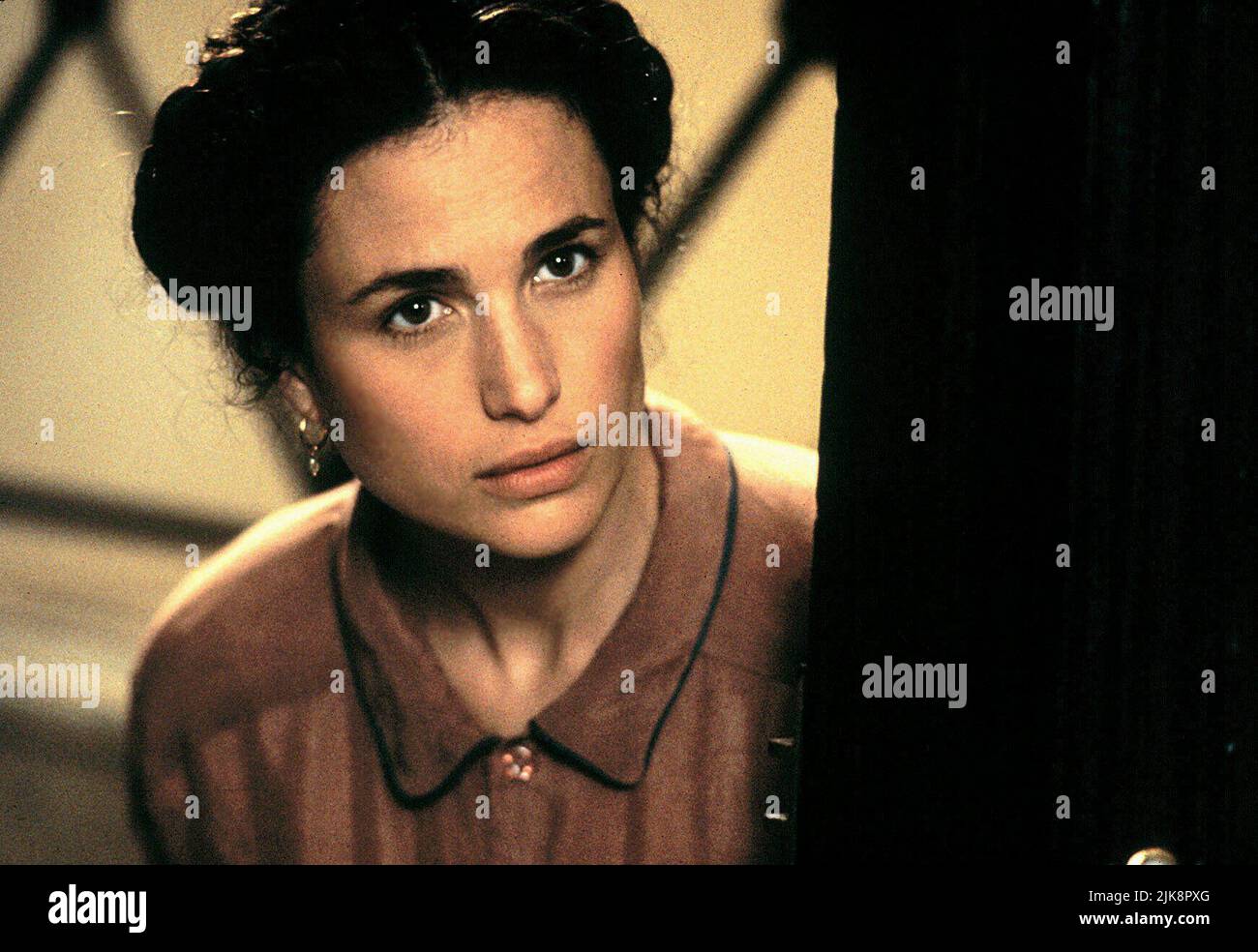 Andie MacDowell film: Green Card (1990) personnages: Bronte Directeur: Peter Weir 23 décembre 1990 **AVERTISSEMENT** cette photographie est à usage éditorial exclusif et est le copyright de TOUCHSTONE et/ou le photographe assigné par la Société de film ou de production et ne peut être reproduite que par des publications dans le cadre de la promotion du film ci-dessus. Un crédit obligatoire pour TOUCHSTONE est requis. Le photographe doit également être crédité lorsqu'il est connu. Aucune utilisation commerciale ne peut être accordée sans l'autorisation écrite de la Société du film. Banque D'Images