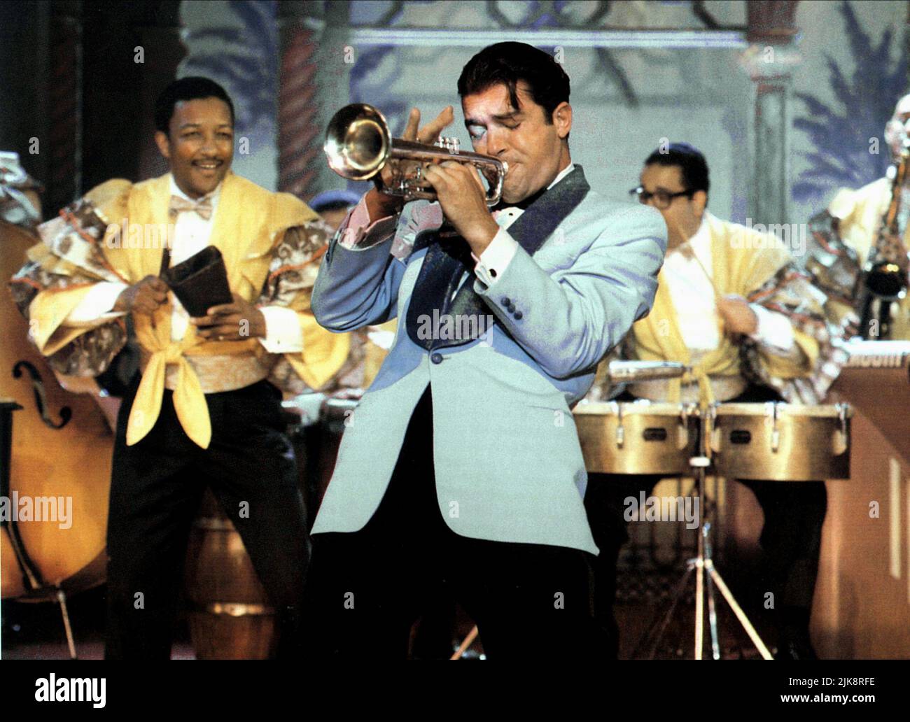 Antonio Banderas film: The Mambo Kings (1992) personnages: Nestor Castillo Directeur: Arne Glimcher 28 février 1992 **AVERTISSEMENT** cette photographie est destinée à un usage éditorial exclusif et est protégée par les droits d'auteur de WARNER BROS et/ou du photographe attribué par la Société de film ou de production et ne peut être reproduite que par des publications dans le cadre de la promotion du film ci-dessus. Un crédit obligatoire pour WARNER BROS est requis. Le photographe doit également être crédité lorsqu'il est connu. Aucune utilisation commerciale ne peut être accordée sans l'autorisation écrite de la Société du film. Banque D'Images