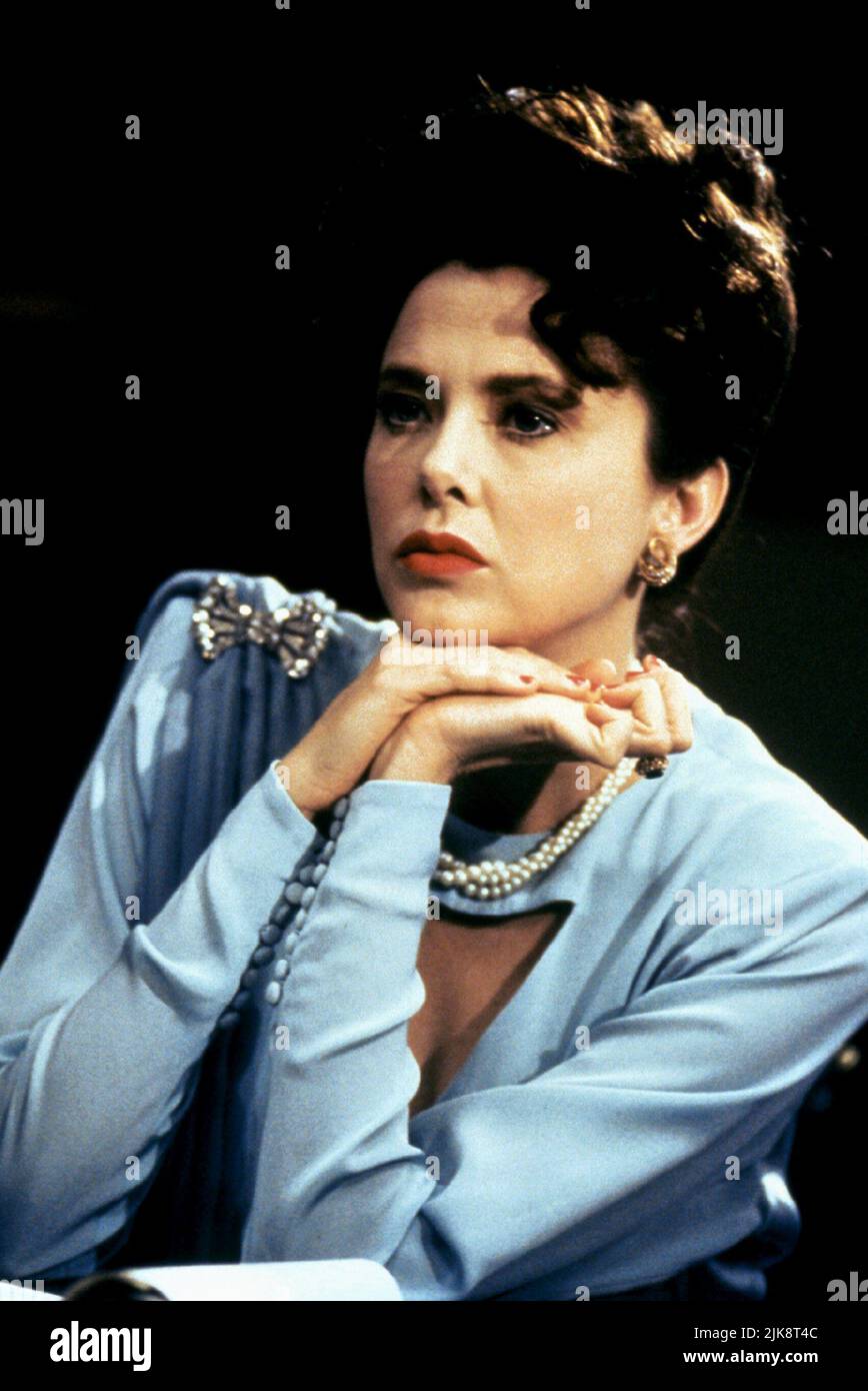 Annette Bening film Bugsy (1991) personnages : Virginia Hill réalisateur : Barry Levinson 10 décembre 1991 **AVERTISSEMENT** cette photographie est à usage éditorial exclusif et est la propriété de TRISTAR et/ou du photographe désigné par le film ou la société de production et ne peut être reproduite que par des publications en liaison avec la promotion du film ci-dessus. Un crédit obligatoire pour TRISTAR est requis. Le photographe doit également être crédité lorsqu'il est connu. Aucune utilisation commerciale ne peut être accordée sans autorisation écrite de The film Company. Banque D'Images