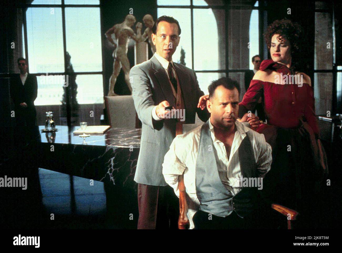 Richard E. Grant, Bruce Willis et Sandra Bernhard film: Hudson Hawk (USA 1991) personnages: Darwin Mayflower, Hudson Hawk & Minerva Mayflower Directeur: Michael Lehmann 24 mai 1991 **AVERTISSEMENT** cette photographie est à usage éditorial exclusif et est le droit d'auteur de COLUMBIA TRISTAR et/ou le photographe assigné par la Société du film ou de la production et ne peut être reproduite que par des publications dans le cadre de la promotion du film ci-dessus. Un crédit obligatoire pour COLUMBIA TRISTAR est requis. Le photographe doit également être crédité lorsqu'il est connu. Aucune utilisation commerciale ne peut être accordée sans autorisation écrite Banque D'Images