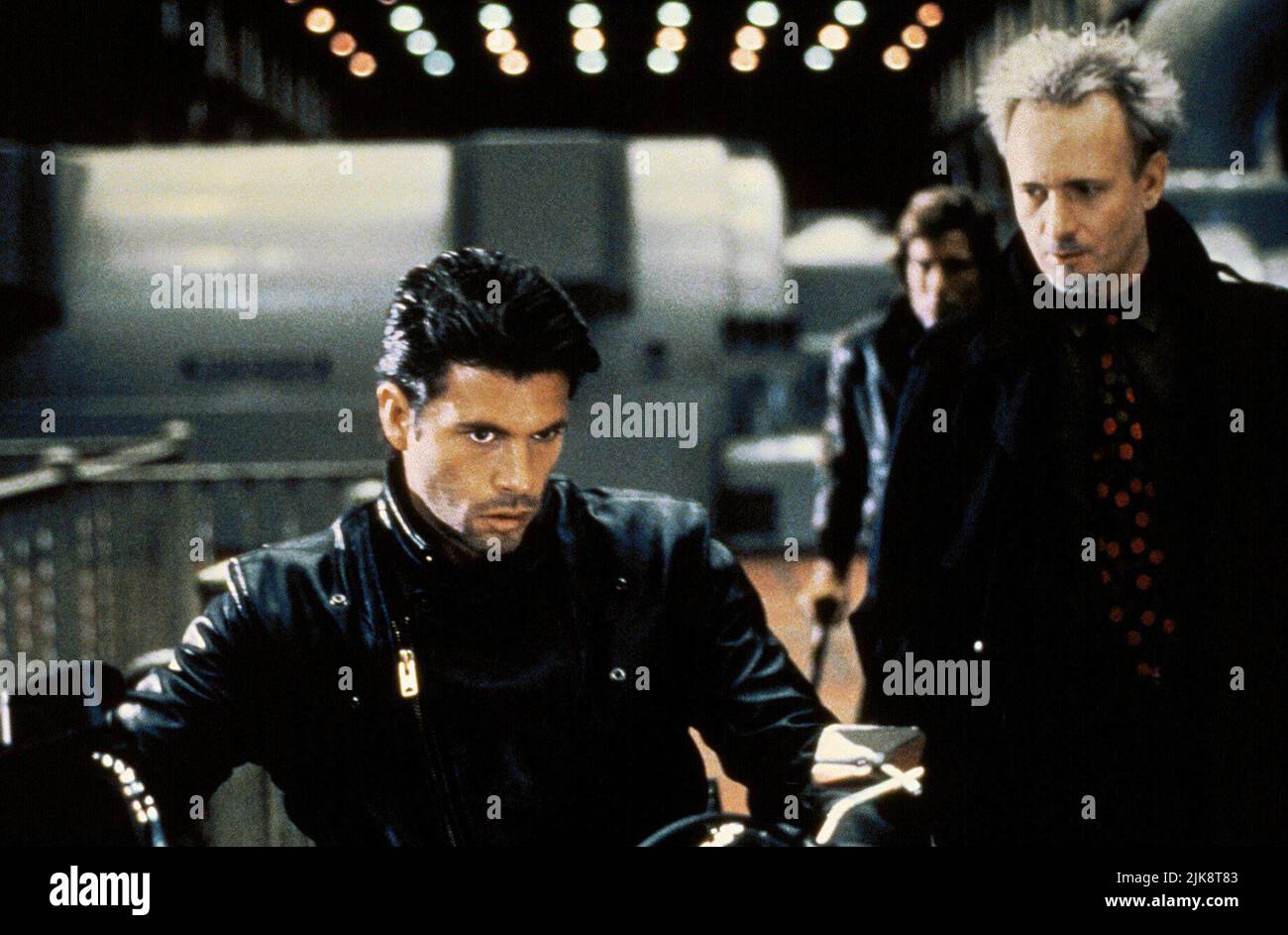 Lorenzo Lamas & Anthony Geary film: Night of the Warrior (1991) personnages: Miles Keane & Lynch Directeur: Rafal Zielinski 16 octobre 1991 **AVERTISSEMENT** cette photographie est destinée à un usage éditorial exclusif et est protégée par les droits d'auteur de TRIMARK et/ou du photographe attribué par la Société du film ou de la production et ne peut être reproduite que par des publications dans le cadre de la promotion du film ci-dessus. Un crédit obligatoire pour TRIMARK est requis. Le photographe doit également être crédité lorsqu'il est connu. Aucune utilisation commerciale ne peut être accordée sans l'autorisation écrite de la Société du film. Banque D'Images