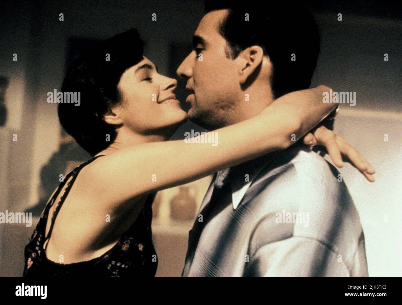 Sean Young & Nicolas cage film Fire Birds ; Wings of the Apache (USA 1990) personnages : Billie Lee Guthrie & Jake Preston réalisateur : David Green 25 mai 1990 **AVERTISSEMENT** cette photographie est à usage éditorial seulement et est la propriété de TOUCHSTONE et/ou du photographe assigné par la société de production et ne peut être reproduite que par des publications en liaison avec la promotion du film ci-dessus. Un crédit obligatoire pour TOUCHSTONE est requis. Le photographe doit également être crédité lorsqu'il est connu. Aucune utilisation commerciale ne peut être accordée sans autorisation écrite de The film Company. Banque D'Images